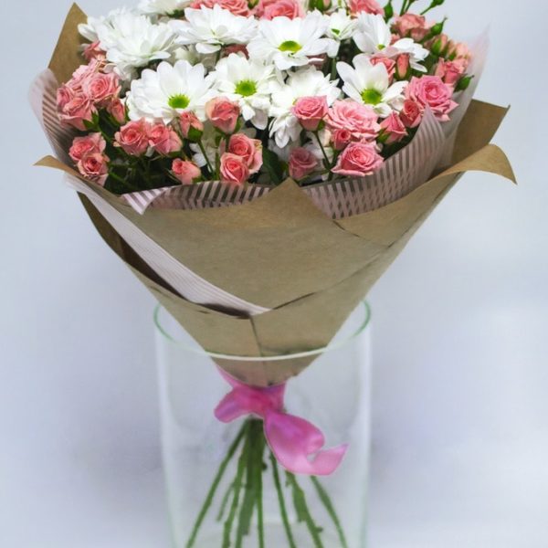 Букет из хризантем и роз