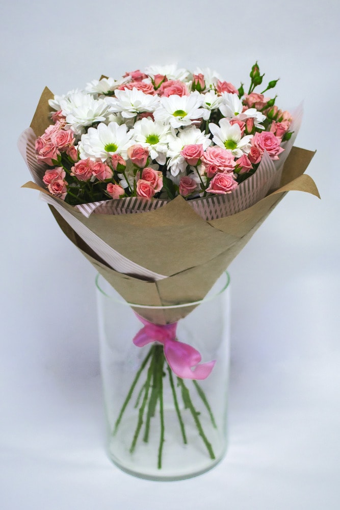 Букет из розовых роз и хризантем - 75 фото